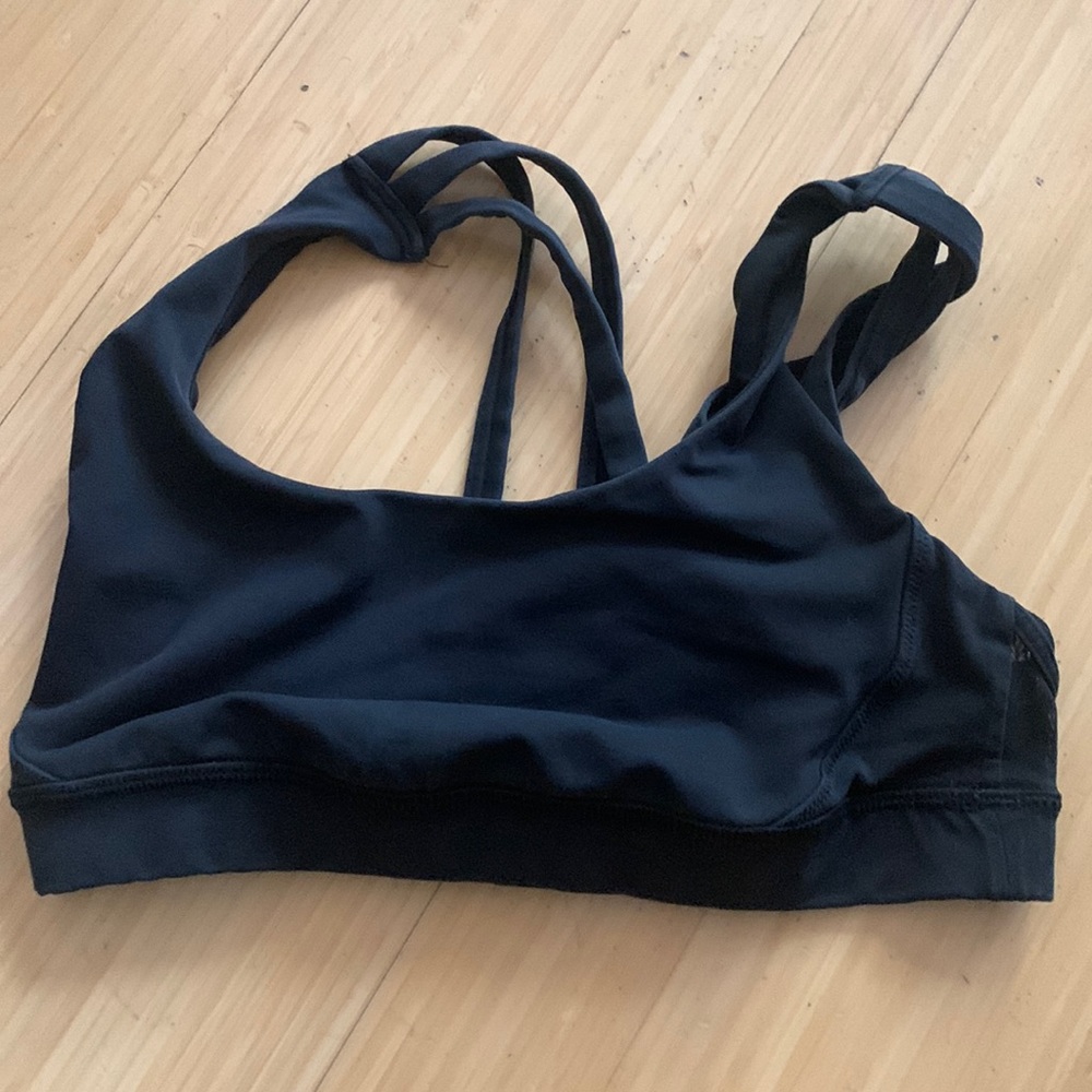 Black lululemon sports bra